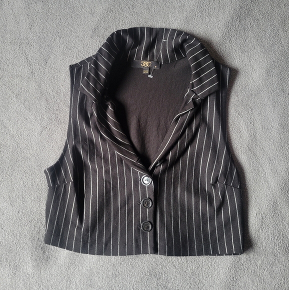 black cropped vest with white stripes - Picture 1 of 6